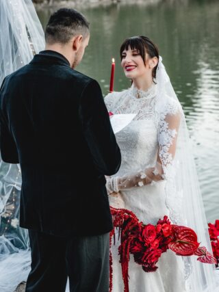 Dark romance, but make it bridal.

Μια νύφη που μοιάζει να βγήκε από κινηματογραφική σκηνή. 
Η λεπτομερής δαντέλα, ο Victorian λαιμός, τα sheer μανίκια και το dramatic πέπλο δημιουργούν μια εικόνα κινηματογραφική, αριστοκρατική και αφοπλιστικά κομψή.

𝗕𝗥𝗜𝗗𝗔𝗟 𝗟𝗢𝗙𝗧 𝗔𝗧𝗛𝗘𝗡𝗦
Κλείσε το ραντεβού σου
και βρες το νυφικό που σε εκφράζει.

📍 Bridal Loft Athens
📞 210 3229598

www.bridalloft.gr