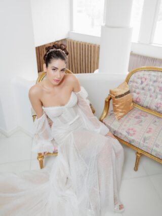 Η αγαπημένη μας @elena_mariposa φόρεσε ένα bridal look που μοιάζει βγαλμένο από editorial καμπάνια υψηλής ραπτικής.

Structured corsetry, αιθέριες διαφάνειες και ανάλαφρα sleeves που κινούνται σχεδόν σαν πέπλο πάνω στο σώμα, συνθέτουν μια εικόνα σύγχρονου ρομαντισμού με cinematic αισθητική.

𝗕𝗥𝗜𝗗𝗔𝗟 𝗟𝗢𝗙𝗧 𝗔𝗧𝗛𝗘𝗡𝗦
Κλείσε το ραντεβού σου
και βρες το νυφικό που σε εκφράζει.

📍 Bridal Loft Athens
📞 210 3229598

www.bridalloft.gr

Planning & Design: @impressevents 
Photography: @alexandrakisphotography 
Bridal Dress: @fedra_collection_official @fedra.theodoridou 
Venue: @ktimafilokalis 
Bridal accessories: @savrani_creations 
Mua: @soulrockersmakeup @soulrockersbeauty 
Hair Stylist: @vaggeloykos